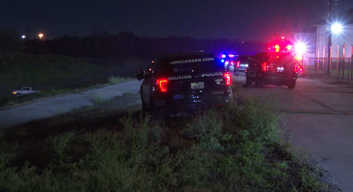 Robbery suspect arrested after leading officers on chase, crashing truck into NE Houston bayou - Vimarsana News