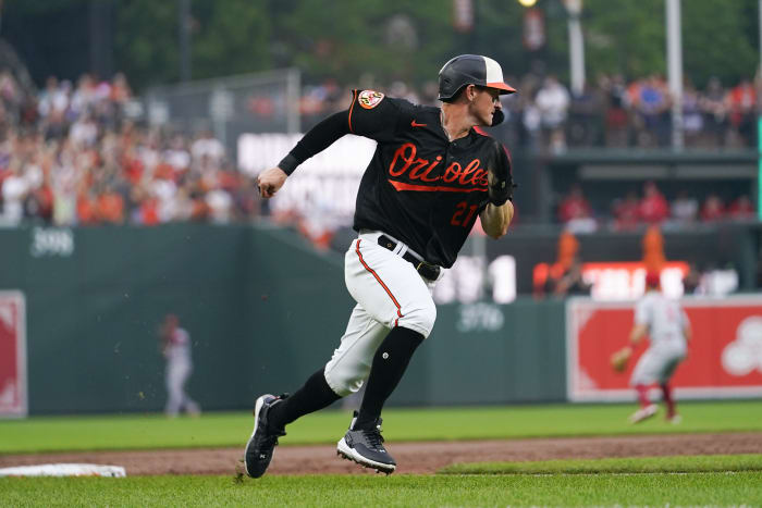 Orioles hit five homers, outslug Red Sox 15-10