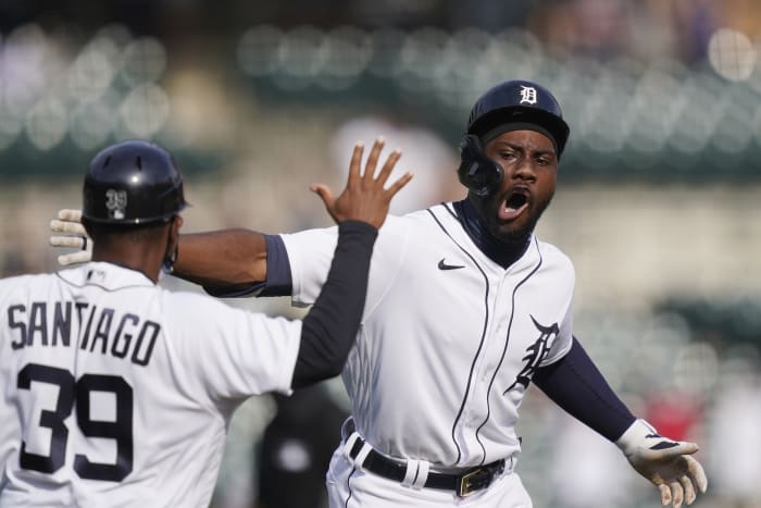 Detroit Tigers retain third base coach Ramon Santiago