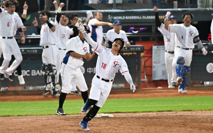 Mets star Edwin Diaz suffered freak injury in World Baseball Classic but  tourney is far from 'meaningless