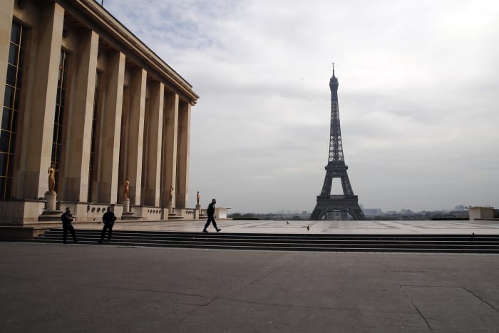 Eiffel Tower grows by 20 feet