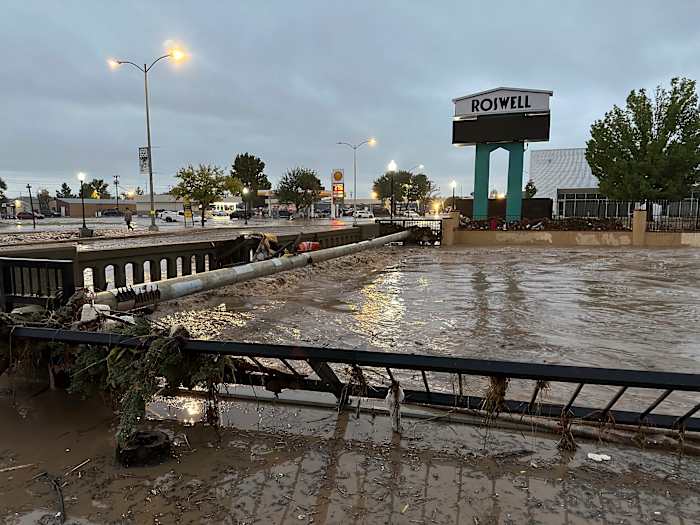 Autoridades de Nuevo México rescatan a cientos de personas tras