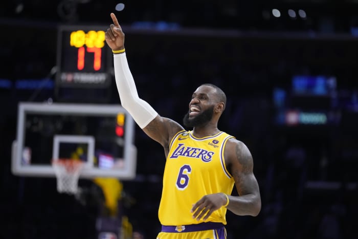 LeBron James scores 25, tweaks ankle, Lakers top Pelicans 110-98