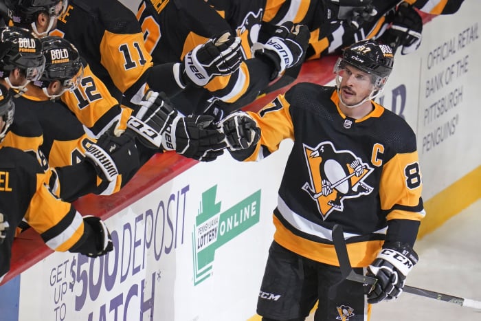 Crosby starts 18th season with a bang, Pens top Coyotes 6-2