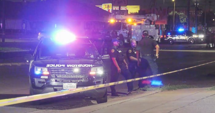 1 después de la muerte, los sospechosos también murieron por disparos de autocasis después de golpear un vehículo durante una persecución en el suroeste de Houston 1 después de la muerte, los sospechosos también murieron por disparos de autocasis después de golpear un vehículo durante una persecución en el suroeste de Houston