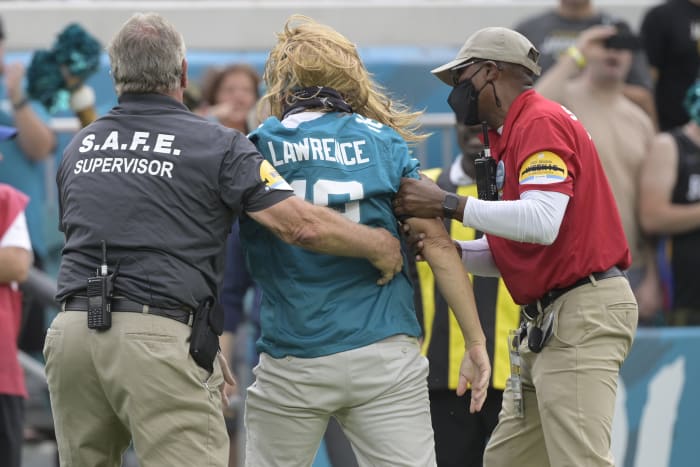 Jags fan runs onto field, gets his money worth dapping players