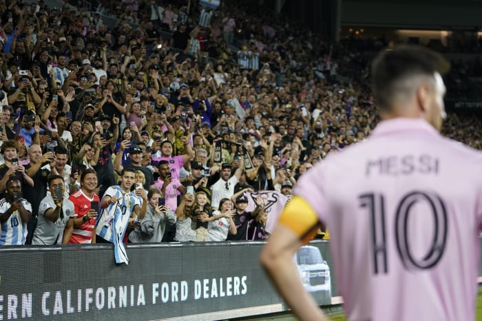 Lionel Messi and Carlos Vela in the top 5 of best-selling jerseys