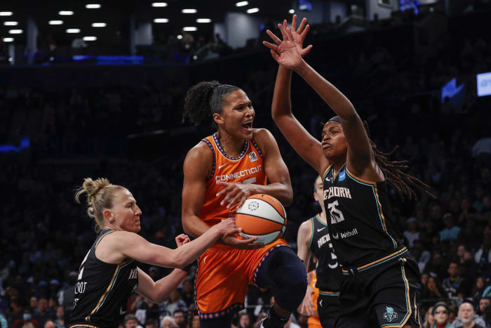 Stewart heads to New York on 1st day of WNBA free agency