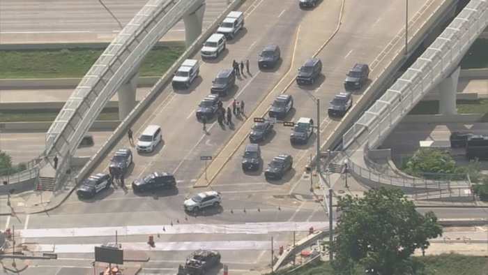 Sospechoso de robo a mano armada disparada por la policía de Houston en Walgreens en el distrito de los museos Sospechoso de robo a mano armada disparada por la policía de Houston en Walgreens en el distrito de los museos