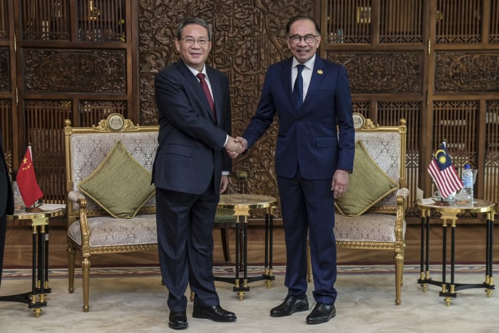 中国和马来西亚将在访问的李克强总理会见安瓦尔之际签署经济协议