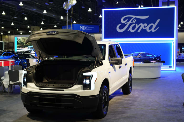 Ford cutting several hundred white-collar jobs to reduce cost amid transition to electric vehicles - Vimarsana News