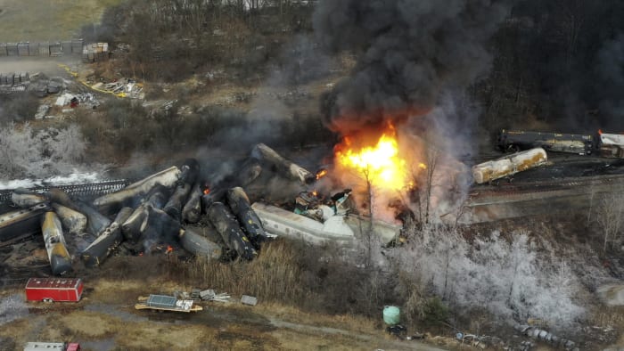 Railroads work to make sure firefighters can quickly look up what is on a train after a derailment - Vimarsana News