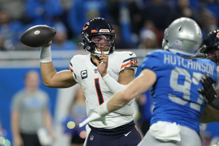 Chicago Bears quarterback Justin Fields runs against the Washington  Commanders in the second half of an NFL football game in Chicago, Thursday,  Oct. 13, 2022. The Commanders defeated the Bears 12-7. (AP