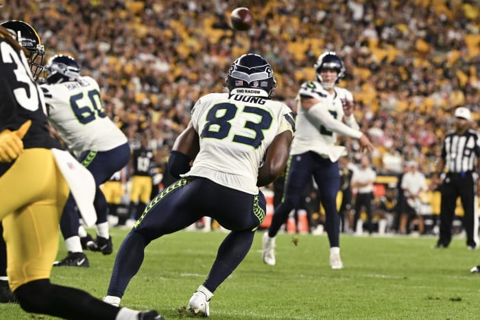 Seahawks survive Wilson's return, edge Broncos on missed FG