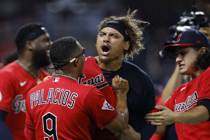 Zavala homers twice, drives in 4 runs as the White Sox beat the Angels 11-5  - MLB 
