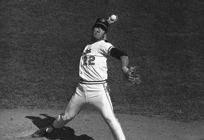 Baseball gathers behind home plate to honor Hammerin' Hank