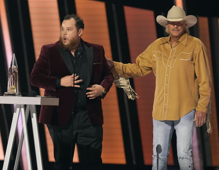 Asheville native, Luke Combs apologizes for Confederate flag imagery