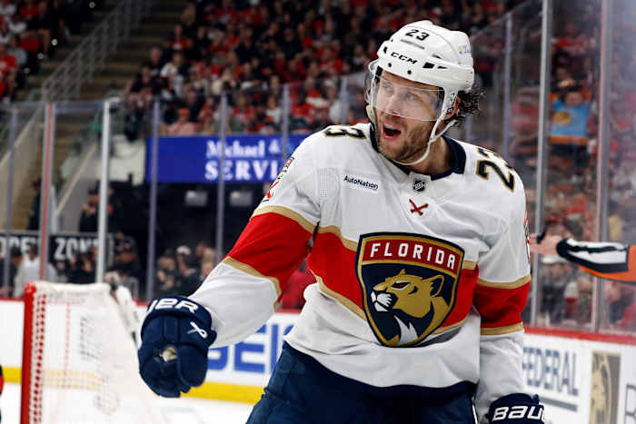 Florida Panthers Defeat Carolina Hurricanes 5-2 Take 1-0 Series Lead