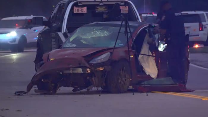 春に車が横転し木に衝突し運転手が死亡、HCSOが発表