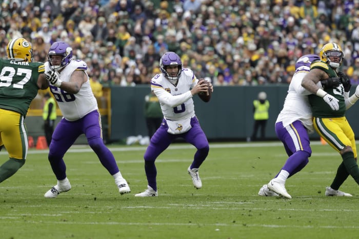 Packers take control of playoff spot as they cruise past Vikings 33-10