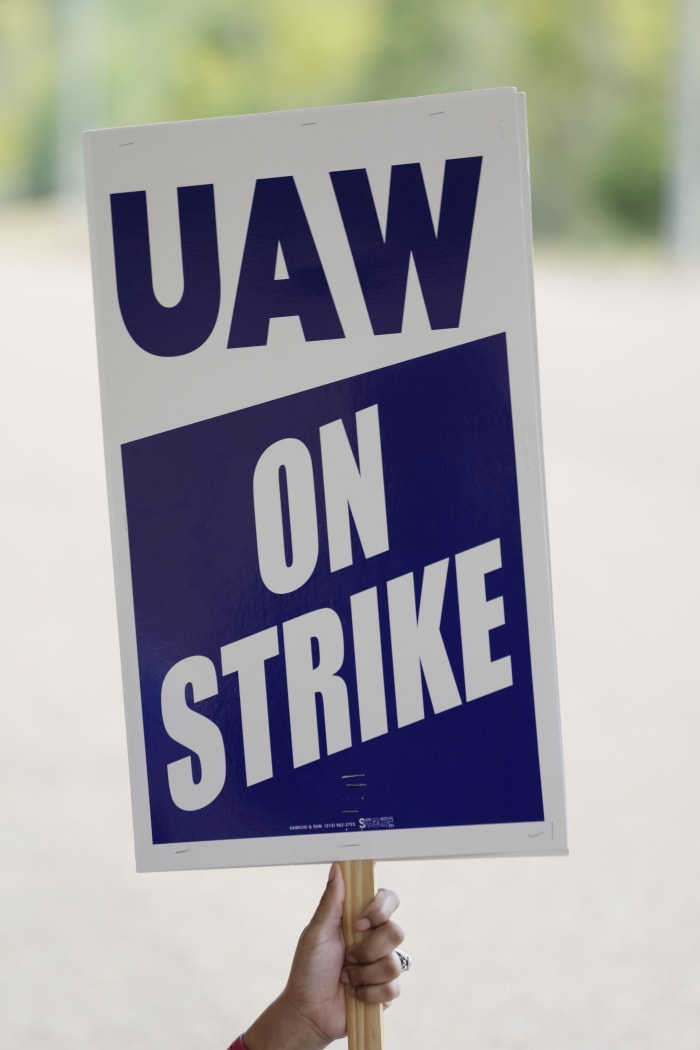 5 people injured in hitandrun while picketing outside GM plant in Genesee County 5 people injured in hitandrun while picketing outside GM plant in Genesee County