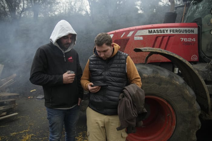 Deux des principaux syndicats agricoles français ont suspendu leurs manifestations après que le gouvernement a proposé de nouvelles mesures