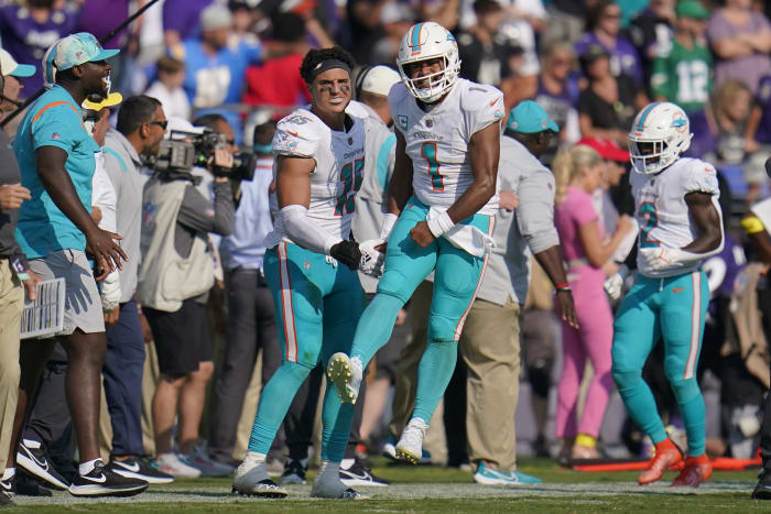 Von Miller honors the late Demaryius Thomas ahead of Rams playoff