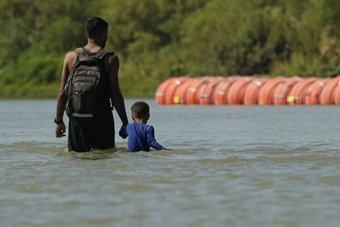 Texas asks appeal judges to let it keep floating barrier in place on the Rio Grande - Vimarsana News