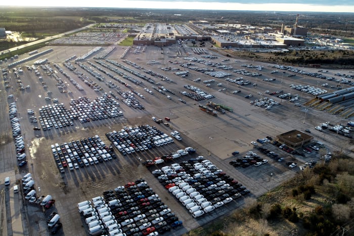 Man reveals why we should all be parking our cars on the white line - Heart