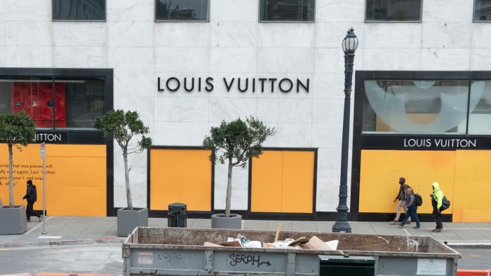 Video: Thieves ransack Louis Vuitton store in San Francisco