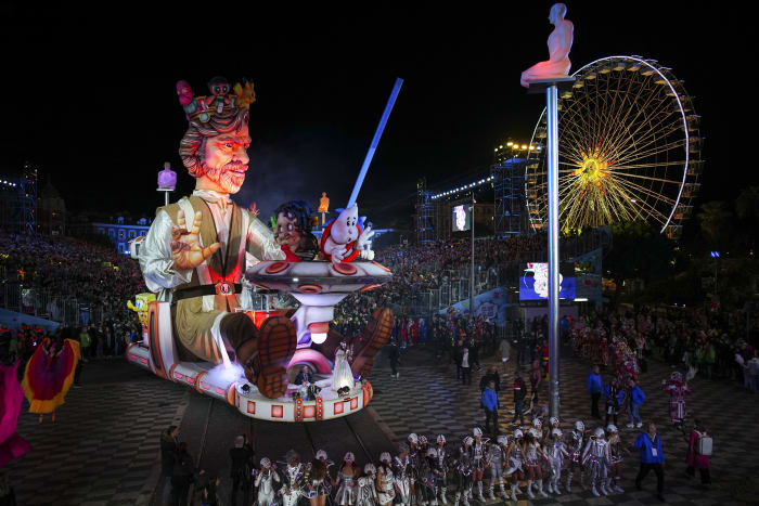 Les défilés du carnaval sur la Côte d'Azur célèbrent la culture populaire et l'arrivée des Jeux Olympiques à Paris