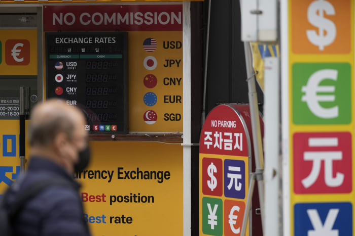 Asian shares advance on back of Wall Street rally