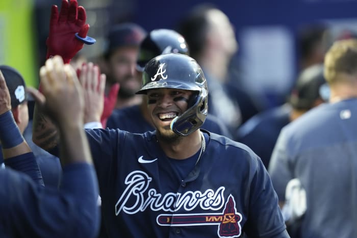 Soler's homer, Pederson's catch lift Braves over Giants 6-5