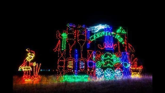 Neighbors surprise family, making sure their Christmas lights keep