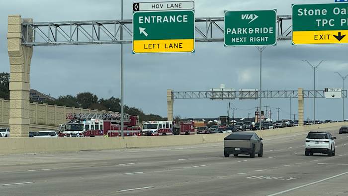 Passenger killed, driver injured in motorcycle crash on US Highway 281 on North Side, police say