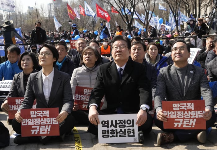 South Korea to restore Japan's trade status to improve ties