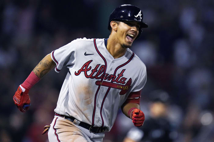 Willson Contreras visits brother William rocking Braves jersey