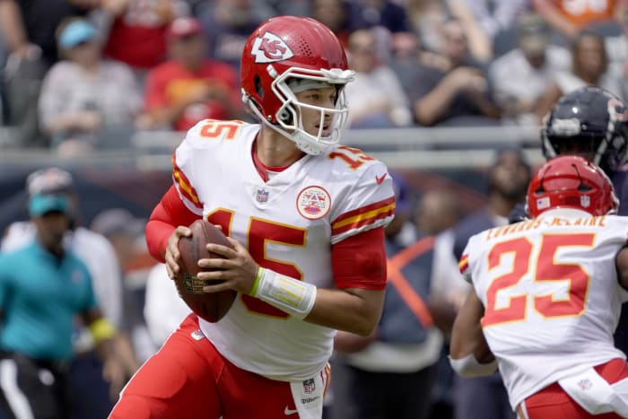 Mahomes throws 5 TDs, Chiefs hammer Cardinals 44-21