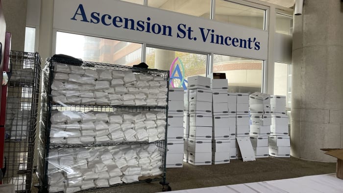 Ascension St. Vincent’s Teams mit Z-Trip, der örtlichen Strafverfolgungsbehörde, um Thanksgiving-Mahlzeiten zu liefern Ascension St. Vincent’s Teams mit Z-Trip, der örtlichen Strafverfolgungsbehörde, um Thanksgiving-Mahlzeiten zu liefern