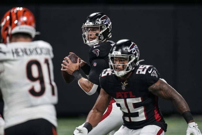 Robinson outshines top pick Young, Falcons beat Panthers