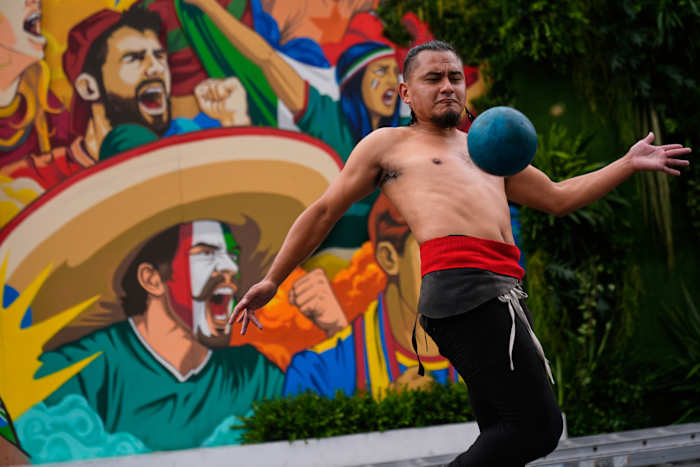 Celebrations clash with social tensions in Mexico 
