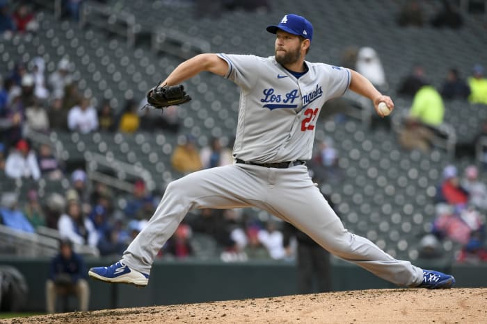 Clayton Kershaw stops steal of home, hands Dodgers 3-2 lead in