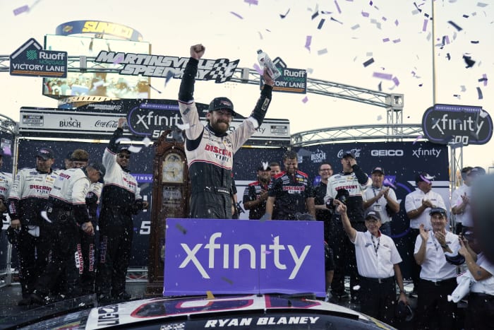 Denny Hamlin rides hot streak in Las Vegas, holds off Chase Elliott to win  NASCAR playoff race - The Boston Globe