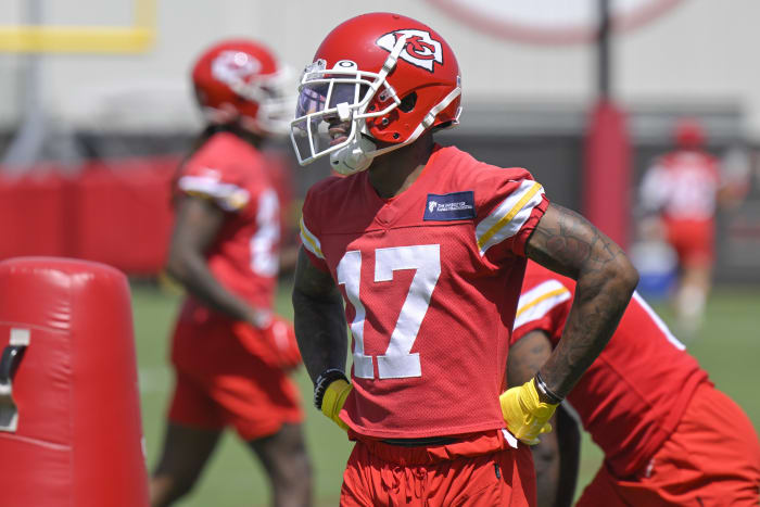 Chiefs WR Smith-Schuster placed in concussion protocol - The San