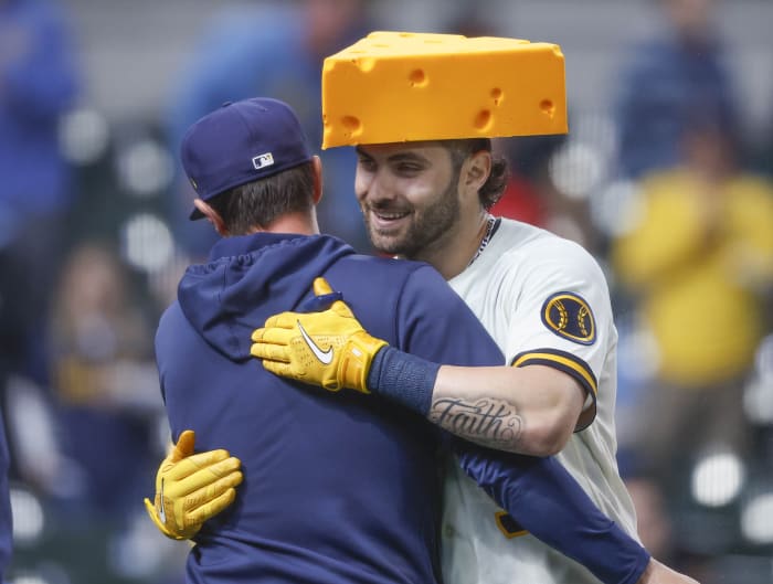 Vogelbach slam in 9th caps comeback, Brewers shock Cards 6-5