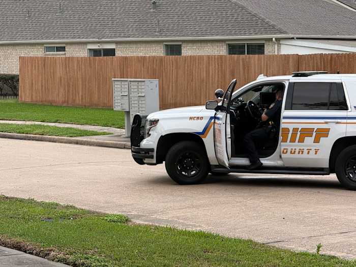 Traffic stop leads to pursuit, standoff with Harris County deputies in the Mission Bend subdivision