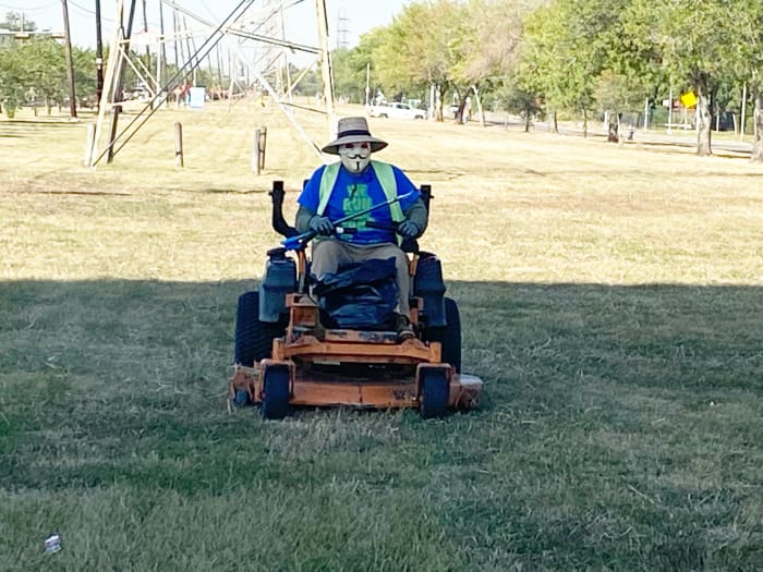 Der örtliche Landschaftsgärtner schwört, seine Mitarbeiter und die Gemeinde in Halloween-Stimmung zu versetzen Der örtliche Landschaftsgärtner schwört, seine Mitarbeiter und die Gemeinde in Halloween-Stimmung zu versetzen