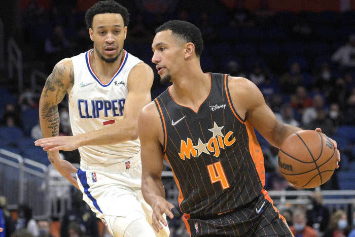 Young's late 3-pointer pushes Lakers past Thunder, 111-109