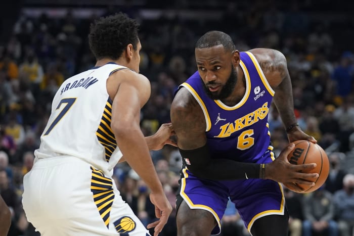 Lakers Ride LeBron Scoring Burst to Outlast Hornets