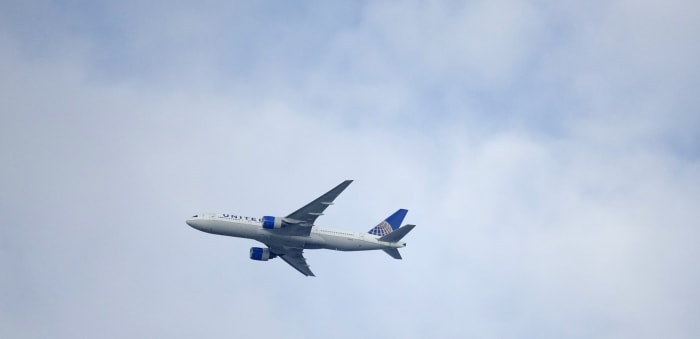 United Airlines agrees to give union pilots big pay raises
